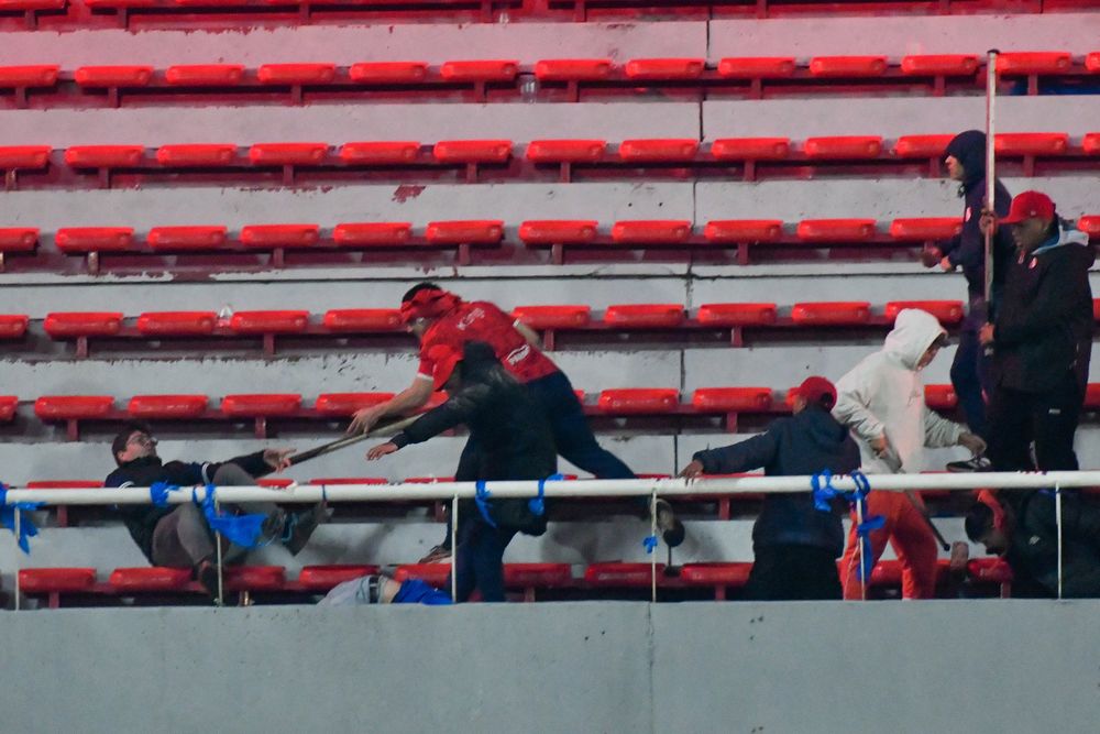 El partido entre Independiente y Universidad de Chile terminó en graves incidentes. (Xinhua/Facundo Morales)