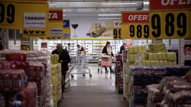Personas realizando compras en un hipermercado mayorista. (Agencia Xinhua)