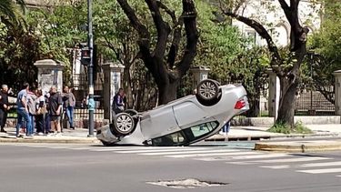 Diarios Bonaerenses | El auto volcado en La Plata. (@Hechosanderecho)