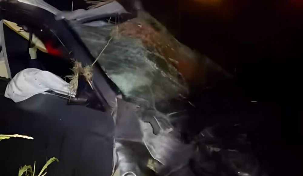 El auto en el que viajaban los jóvenes quedó en muy mal estado. (Ecos Diarios)