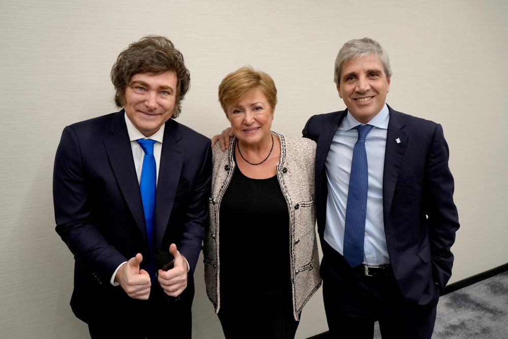 El presidente Javier Milei y el ministro Luis Caputo junto a Kristalina Georgieva﻿, titular del Fondo Monetario Internacional.