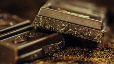 El chocolate es un postre apetitoso pero contiene cafeína, por lo que deberíamos evitarlo en la cena.