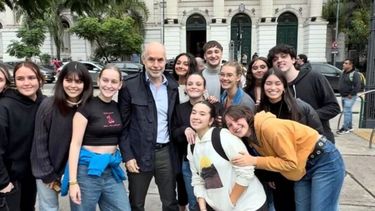 Rodríguez Larreta con los estudiantes. (X @horaciorlarreta)