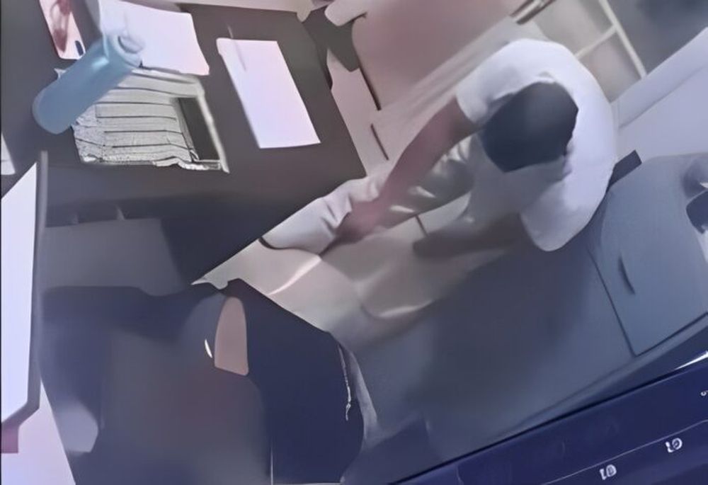 El momento en el que el hombre encapuchado le dispara a Echeverría. (Captura de video)