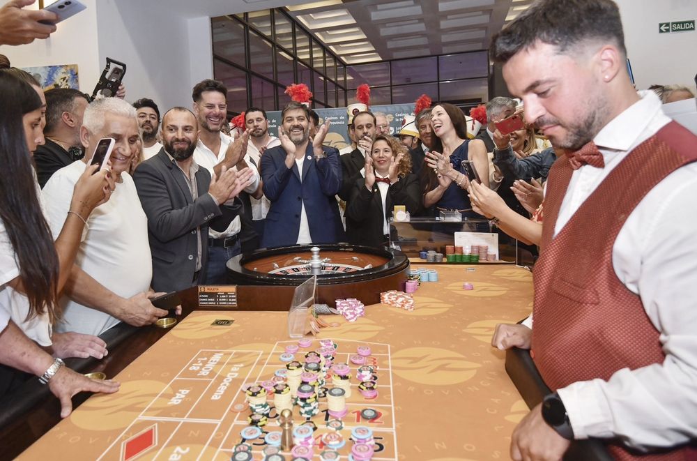 El lanzamiento de la primera bola del año pasado, con la presencia de Carlos Bianco, quien también estará este año en el Casino Central de Mar del Plata. 