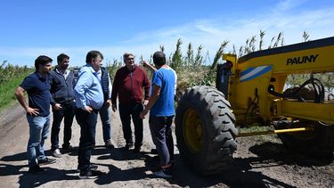 El ministro de Desarrollo Agrario bonaerense, Javier Rodríguez, recorre zonas inundadas. 