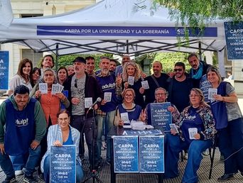Carpa por la universidad y la soberanía en la sede de la Universidad Nacional de La Plata (UNLP). Carpa por la universidad y la soberanía en la sede de la Universidad Nacional de La Plata (UNLP).