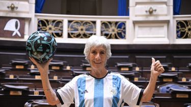Elba es bonaerense, nació en General Rodríguez el 14 de enero de 1945, y desde muy chica quiso ser futbolista..