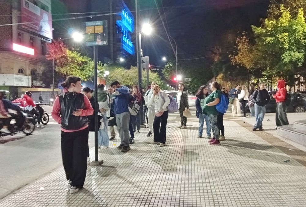 Filas y malestar en paradas de micro de La Plata. Filas y malestar en paradas de micro de La Plata.