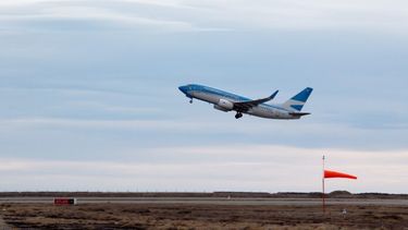 Un avión tomando vuelo.