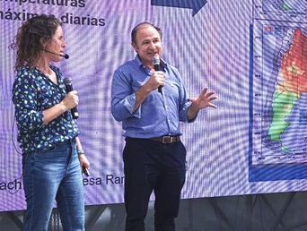 Pablo Mercuri, director del Centro de Investigación de Recursos Naturales (CIRN) y Natalia Gattinoni, meteoróloga del Instituto de Clima y Agua del INTA, en Expoagro. Pablo Mercuri, director del Centro de Investigación de Recursos Naturales (CIRN) y Natalia Gattinoni, meteoróloga del Instituto de Clima y Agua del INTA, en Expoagro.
