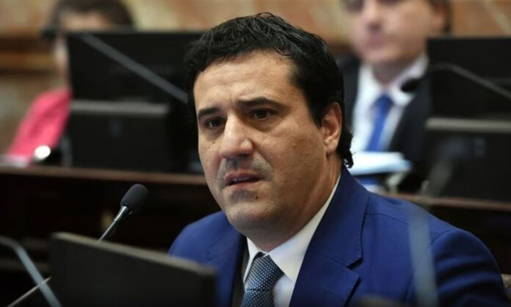 El senador Maximiliano Abad.