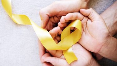 El lazo dorado es el símbolo del cáncer infantil, ya que el oro es un metal muy preciado y, como el oro, los niños son invaluables y fuertes para transitar la enfermedad.