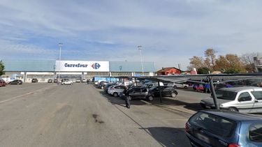 El estacionamiento del supermercado de Lomas de Zamora donde fue encontrado el cadáver.&nbsp;