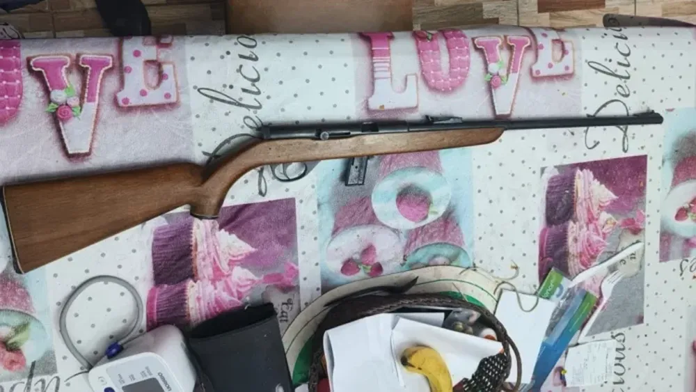 La carabina con la que Emilio Poncho ultimó al delincuente que entró a su casa. (Policía Bonaerense)