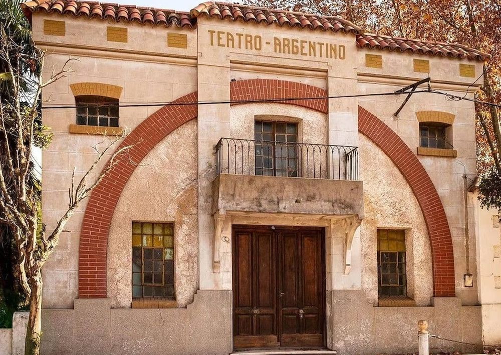 El Teatro Argentina -actualmente cerrado- tiene 200 butacas. Hoy el pueblo cuenta con unos 150 habitantes. El Teatro Argentina -actualmente cerrado- tiene 200 butacas. Hoy el pueblo cuenta con unos 150 habitantes.
