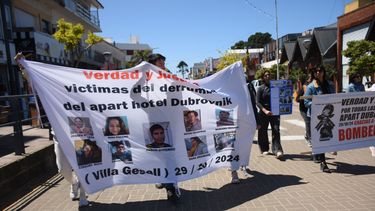La marcha por el centro de Villa Gesell de familiares de las víctimas del derrumbe del Apart Hotel Dubrovnik.