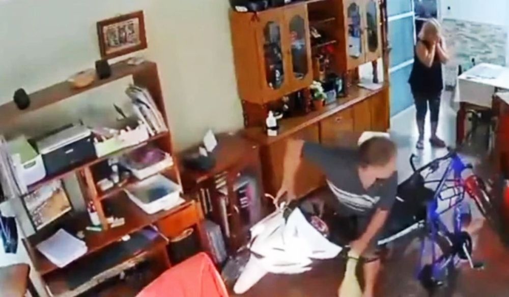 El hombre pudo dominar la mono y frenar dentro del living de su casa.&nbsp;