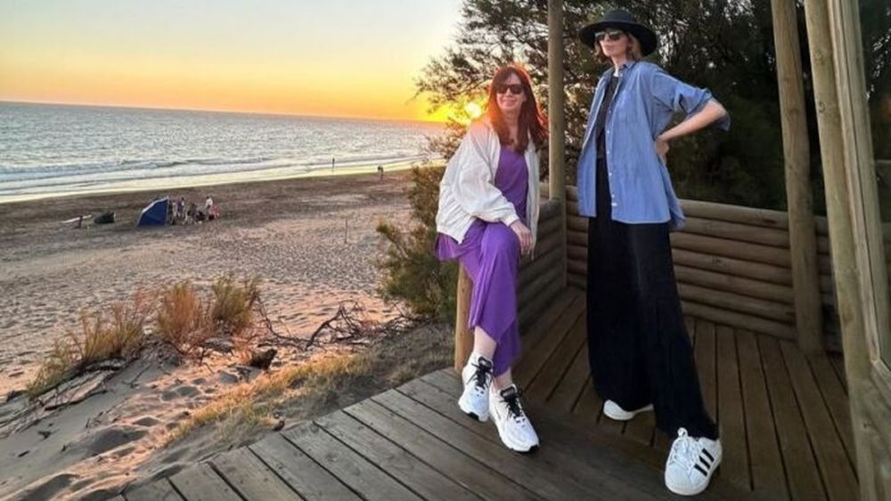Cristina Fernández y Florencia Kirchner, en el atardecer de Monte Hermoso. - Instagram -