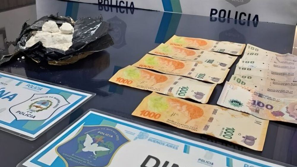La droga y el dinero secuestrados en Benito Juárez. (Policía Bonaerense)