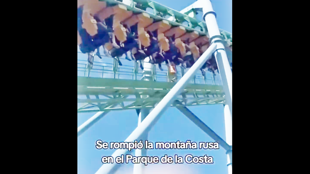 El momento en el que el carro de la montaña rusa del Parque de la Costa quedó frenado en altura. (Imagen de video/Tik Tok)