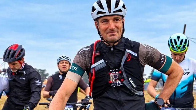 Lionel Scaloni cambia el fútbol por el ciclismo.