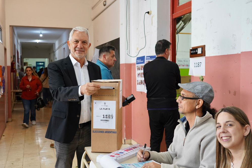 El intendente de La Plata, Julio Alak, votó en una escuela de Gonnet.