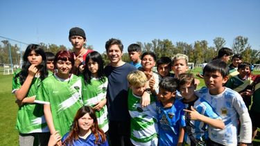 Axel Kicillof con chicos y jóvenes en el predio de la AFA. (Prensa Gobernación)