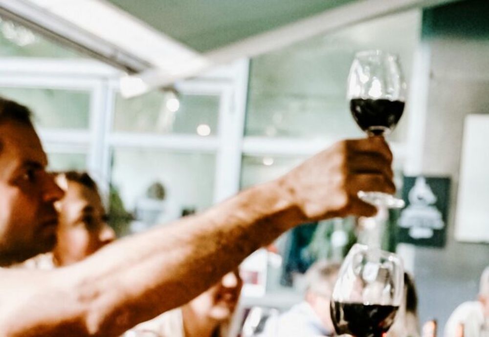 Personas haciendo un brindis. (pexels.com/Julia Kuzenkov)