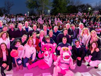 Manuel Passaglia, con los candidatos de HECHOS y la mascota del espacio: la Pantera Rosa. Manuel Passaglia, con los candidatos de HECHOS y la mascota del espacio: la Pantera Rosa.