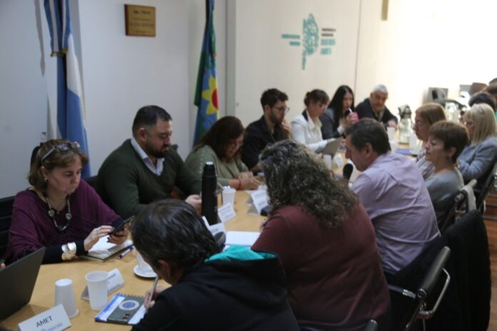 Autoridades bonaerenses con docentes en paritarias.