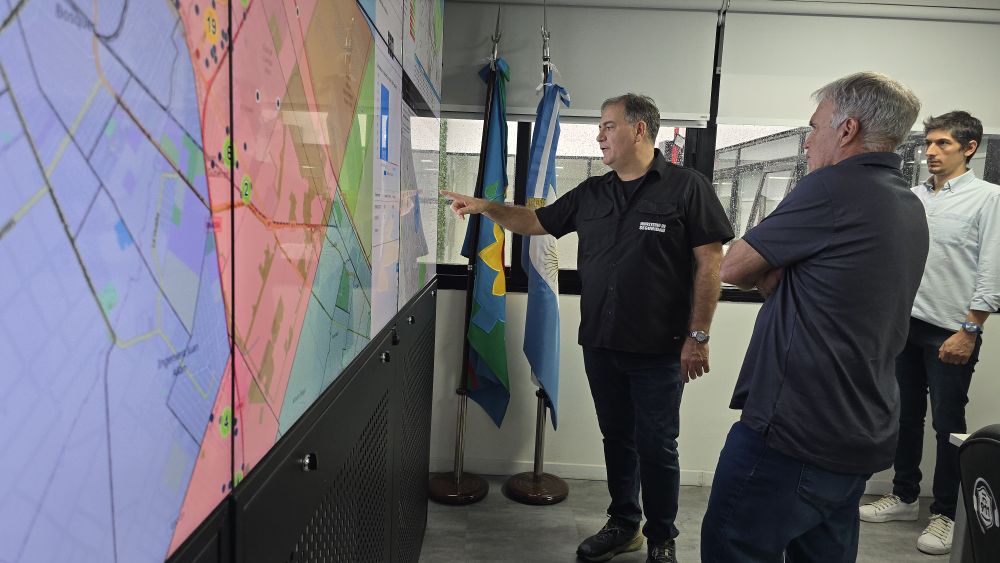 El ministro de Seguridad bonaerense, Javier Alonso, en un CATE 911.