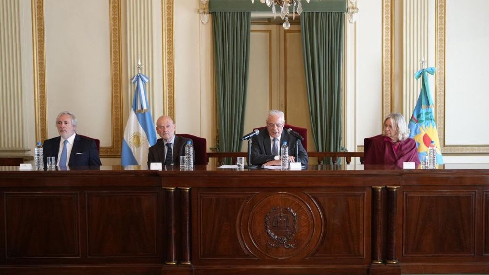 Sergio Torres junto a los cortesanos Hilda Kogan y Daniel Soria, y el procurador general Julio Conte Grand durante la presentación de la Corte por la autarquía.