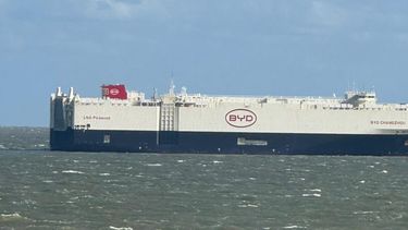 El BYD Changzhou, surcando el Río de la Plata, con su carga de autos híbridos y eléctricos.