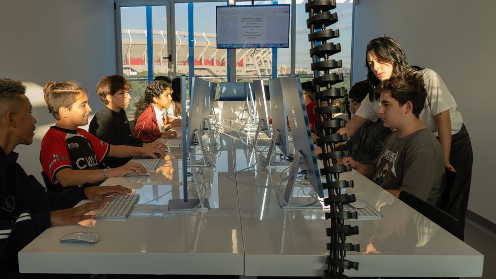 El TUMO del Parque de Innovación de CABA, con alumnos de escuela secundaria. Al fondo se ve el estadio de River. El TUMO del Parque de Innovación de CABA, con alumnos de escuela secundaria. Al fondo se ve el estadio de River.