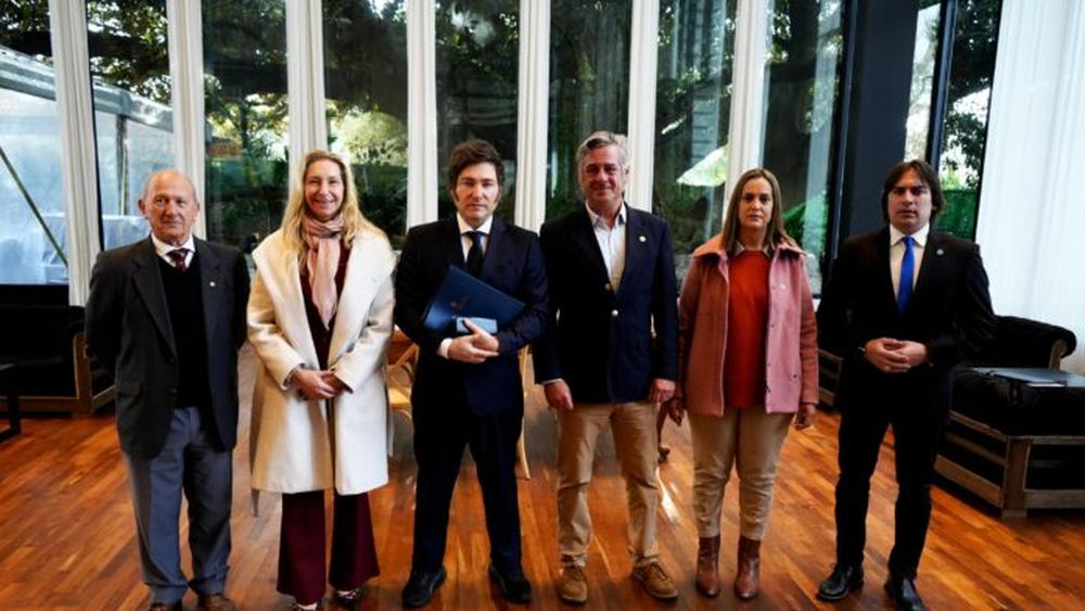 Javier Milei junto a los representantes de la Mesa de Enlace.