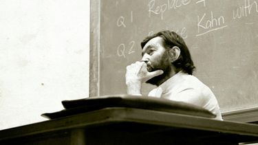 Julio Cortázar en Berkeley, 1980. Foto de Carol Dunlop. (Gentileza editorial Alfaguara).
