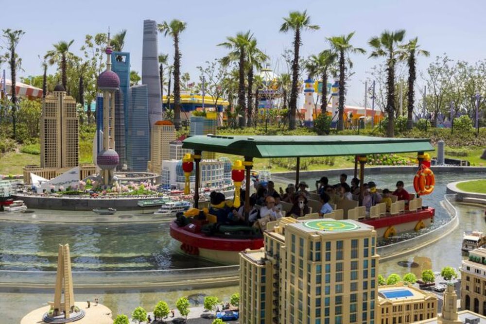 Visitantes toman un bote en el Legoland Shanghai. (Xinhua/Wang Xiang)