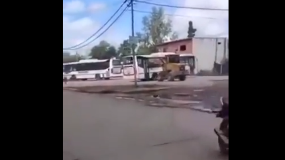 La pala mecánica en acción contra los colectivos. - Captura de pantalla -