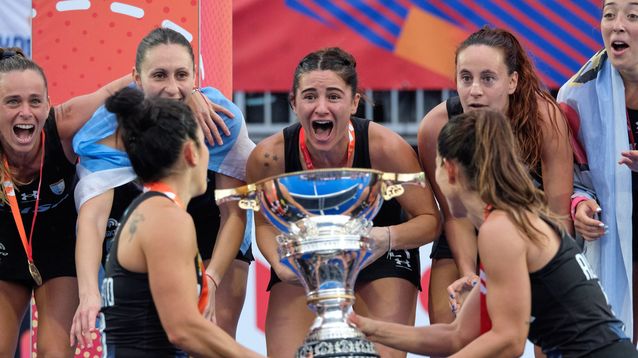 María Victoria Granatto recibe la Copa de las capitanas, su hermana Majo y Agostina Alonso.