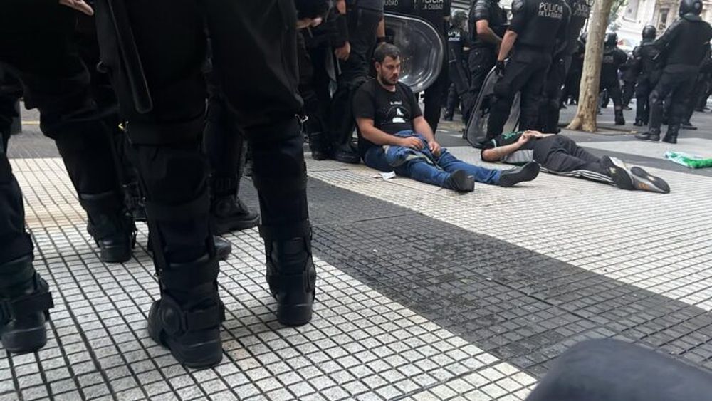 Detenidos en la marcha de los jubilados. (Prensa ATE)