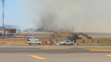 El fuego se desató en los campos linderos a la pista del Aeropuerto Internacional de Ezeiza.
