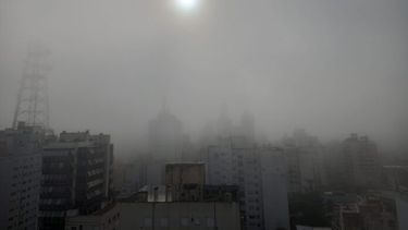 La densa niebla en la ciudad de La Plata. (DIB)