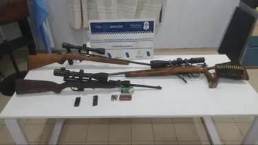 Las armas incautadas en un operativo sobre la Ruta Nacional 35, en el que dos hombres quedaron detenidos.&nbsp;