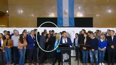 El intendente del Partido de la Costa, Juan de Jesús, se desmayó y fue socorrido por sus pares. (Imagen de video)