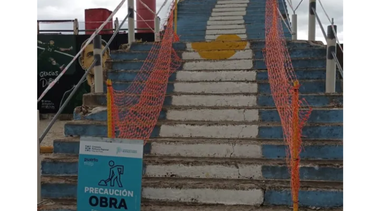 La zona en la que cayeron los turistas está obra, con carteles de señalización.