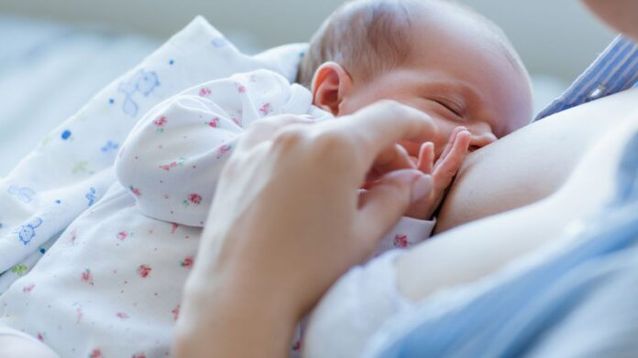 Especialistas señalan que aún es necesario prolongar las licencias por maternidad, flexibilizar los horarios laborales, instalar lactarios y guarderías.