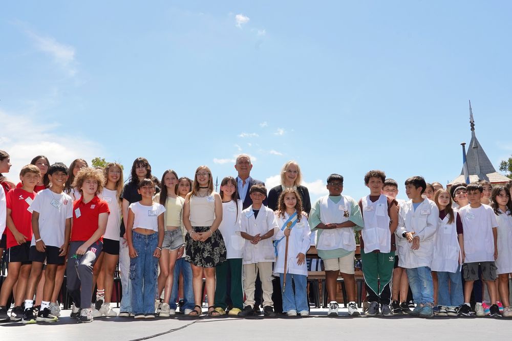 El intendente Julio Alak junto a los integrantes del nuevo Gobierno Infantil de la República de los Niños. (Municipalidad de La Plata)