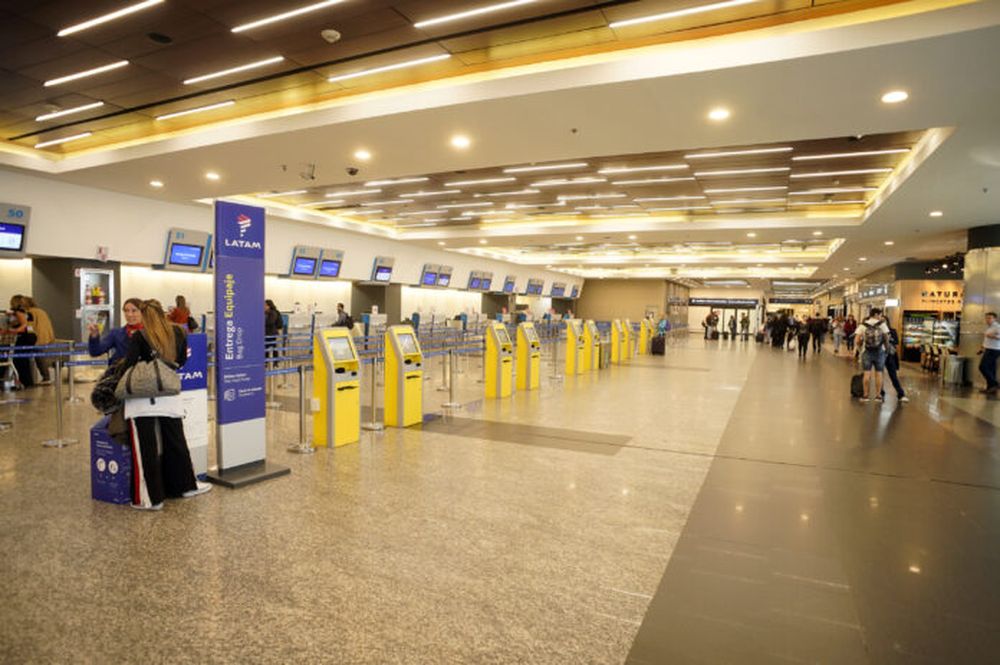 Gremios aeronáuticos realizan medidas de fuerza y el Gobierno advierte por multas y sanciones.