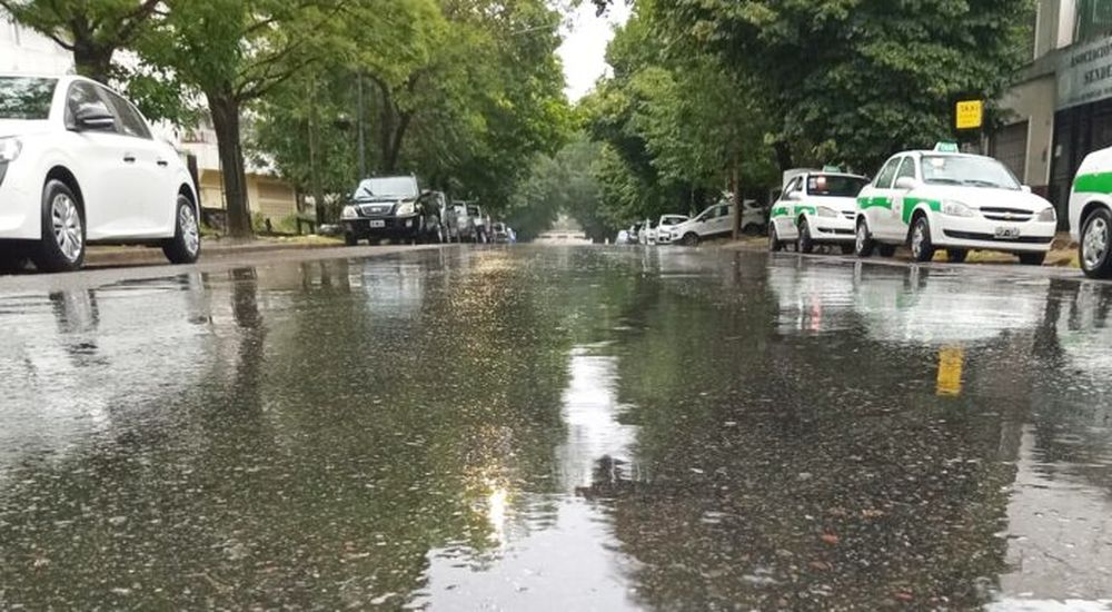Ante una tormenta fuerte, se recomienda permanecer en las viviendas y no en espacios al aire libre.